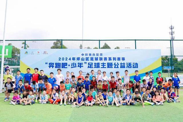 父亲签名像小孩，遭老师质疑，母亲一句话让人忍俊不禁